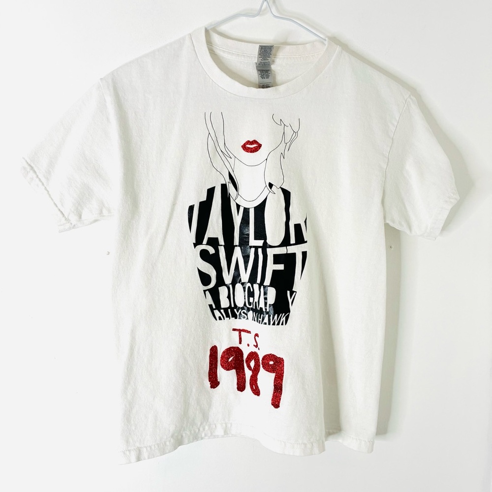 Gildan Taylor Swift 1989 Graphic Tee Youth Medium White Red Glitter Detail